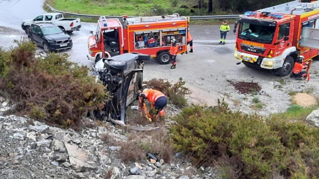 Una imagen del accidente tras la llegada de los bomberos.