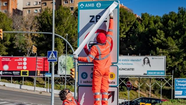 Cartel de Zona de Bajas Emisiones (ZBE) de Barcelona.
