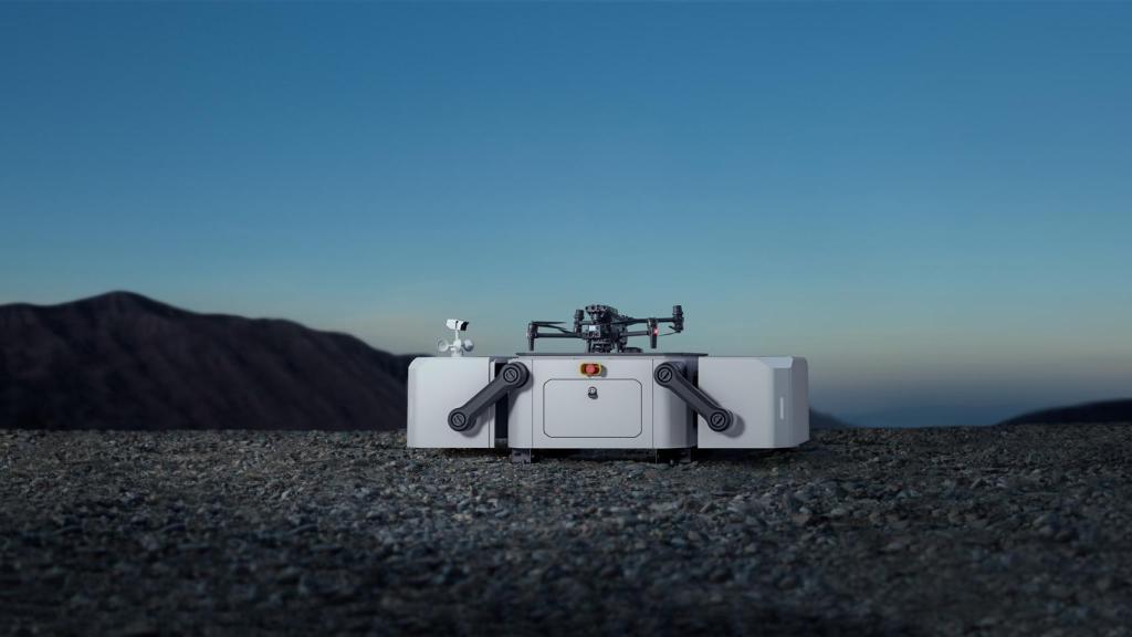 DJI M30 en un DJI Dock, despegando.
