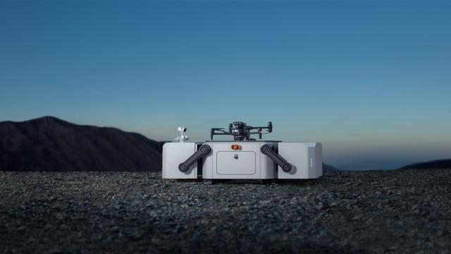 DJI M30 en un DJI Dock, despegando.
