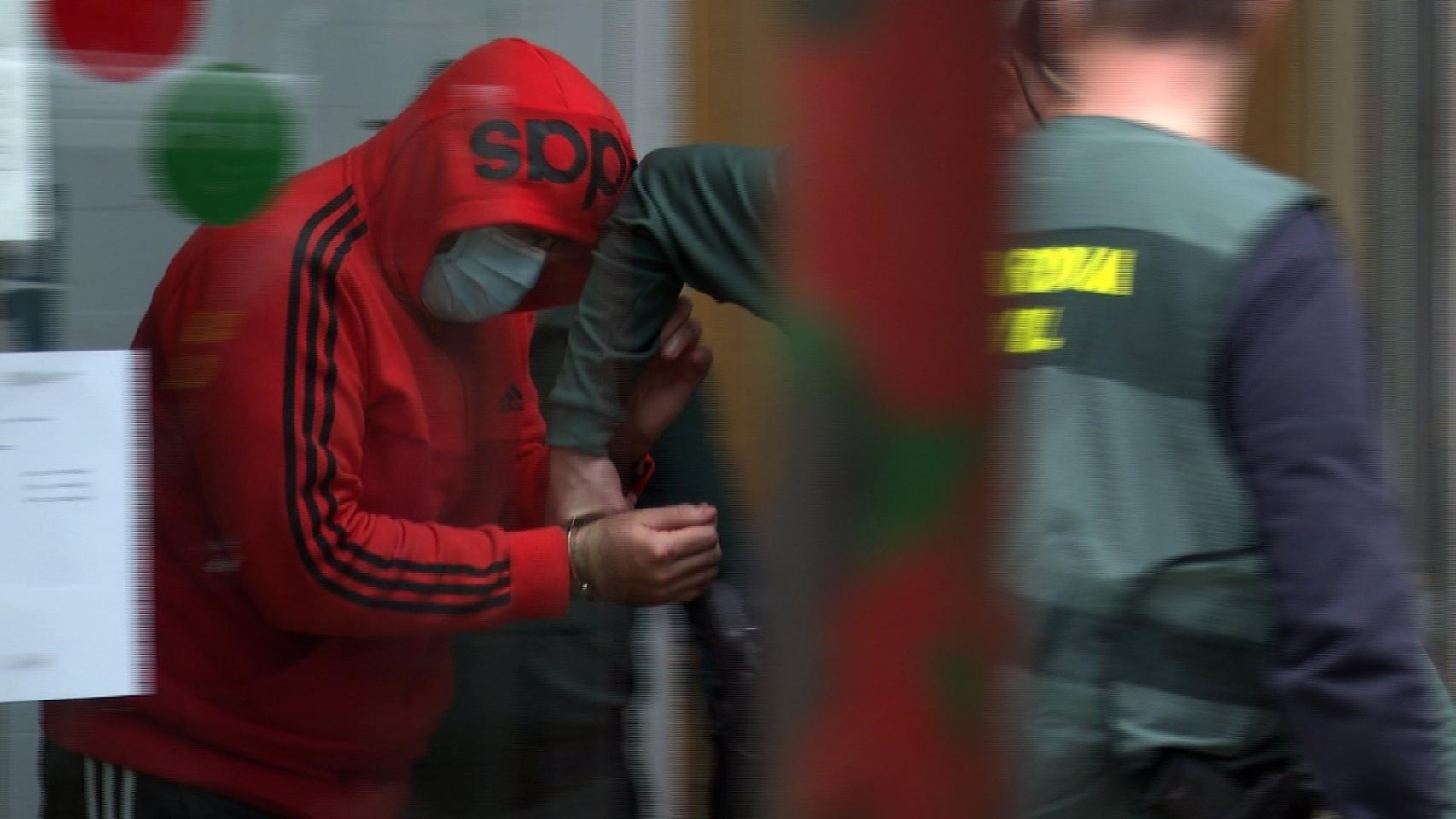 Imagen del detenido por matar a una mujer en Barro embistiendo su coche.