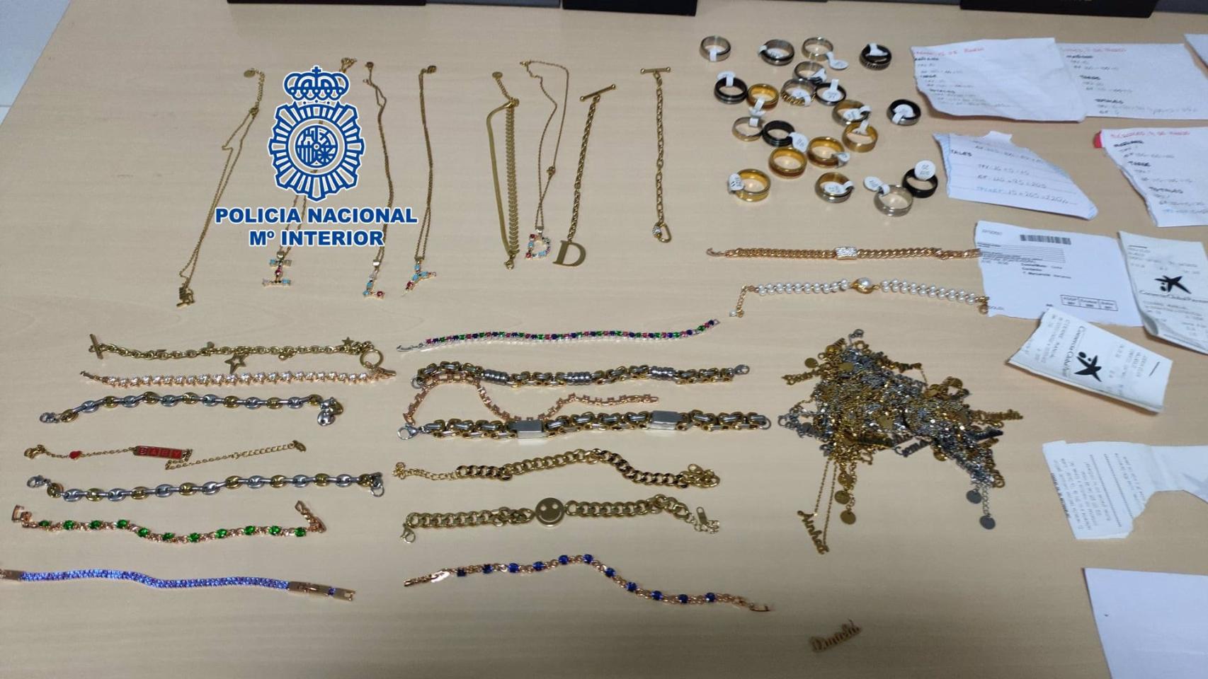 Efectos intervenidos por la Policía Nacional a un detenido reincidente por varios robos con fuerza establecimientos comerciales de Pontevedra y Vilagarcía de Arousa.