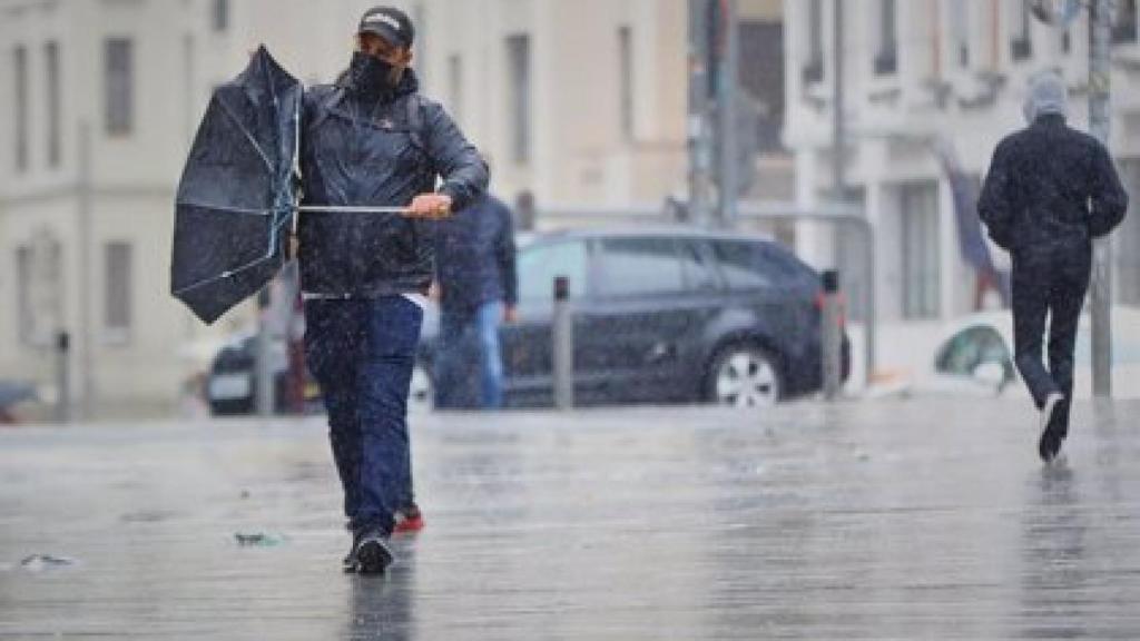 Aviso amarillo por fenómenos costeros en Málaga este martes.