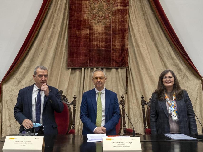 El secretario general para el Reto Demográfico, Francisco Boya Alós; el rector de la Universidad de Salamanca, Ricardo Rivero; y la vicerrectora de Calidad y Enseñanza de Grado, María José Rodríguez Conde