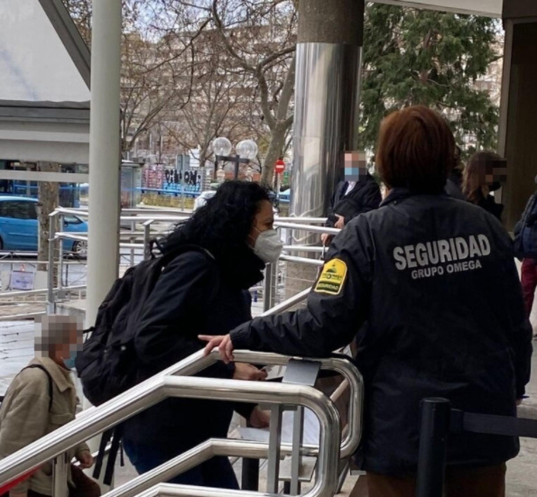La exescolta de Irene Montero, a su entrada a los Juzgados.