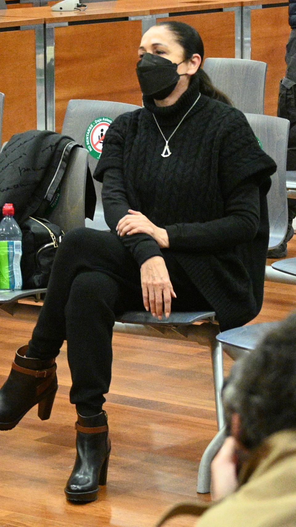 Isabel Pantoja Martín, de negro riguroso, ante el juez.