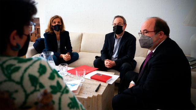 El ministro de Cultura, Miquel Iceta (dcha.), en una reunión de trabajo sobre el bono cultural joven. Foto: Ministerio de Cultura y Deporte