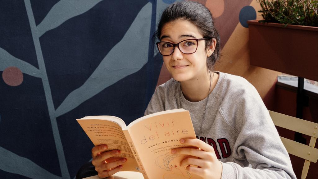 Olatz Rodríguez con su libro 'Vivir del aire'