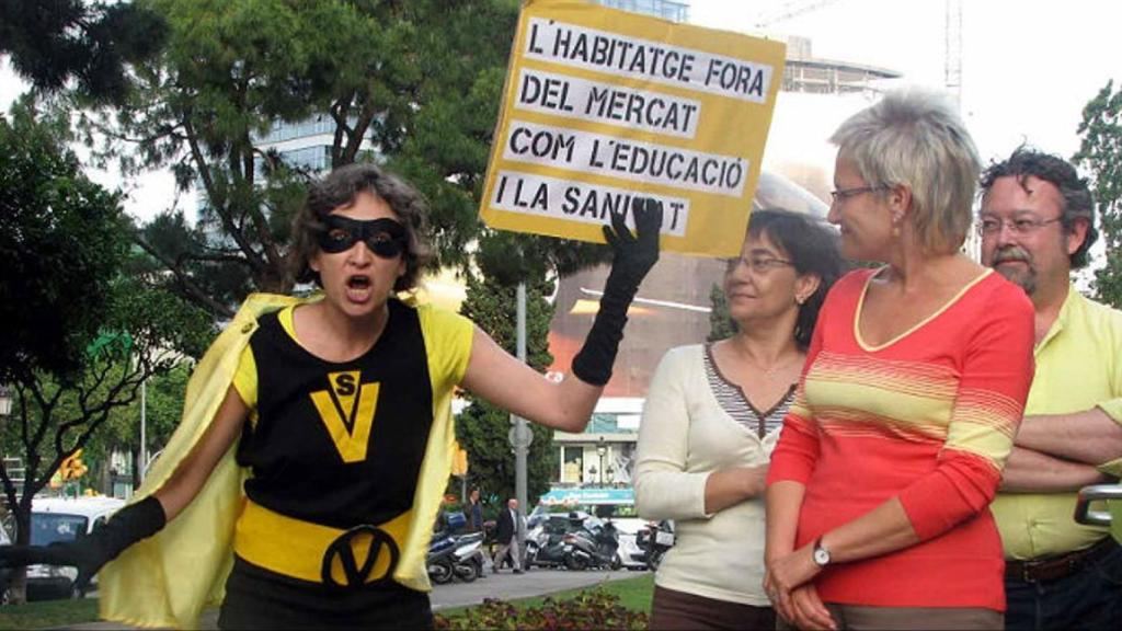 Ada Colau boicotea un acto electoral de Imma Mayol, antes de ser alcaldesa de Barcelona, en 2007.