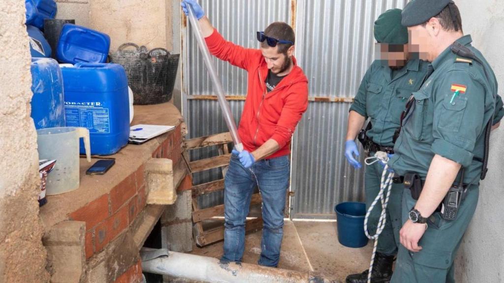 Un técnico de Medio Ambiente y agentes del Seprona recogen muestras en una desalobradora en Torre Pacheco.