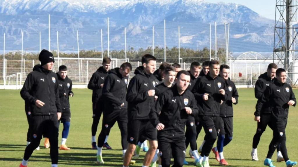La plantilla del Mariupol calentando