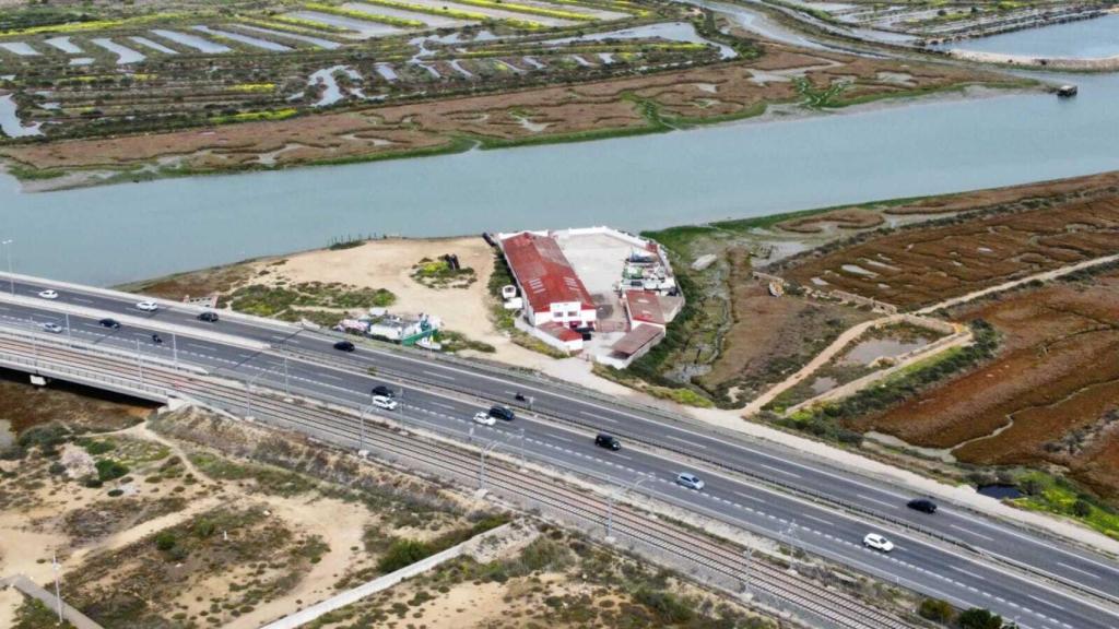 Imagen del edificio que albergó el narcoastillero, a orillas del Caño, que fabricaba embarcaciones para Los Pantoja.