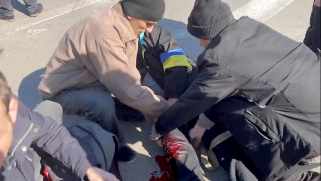 Un manifestante herido por los disparos de los soldados rusos en la plaza de Jersón.