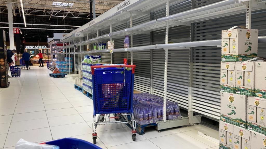 La sección de leche de un hipermercado este martes, en Madrid.