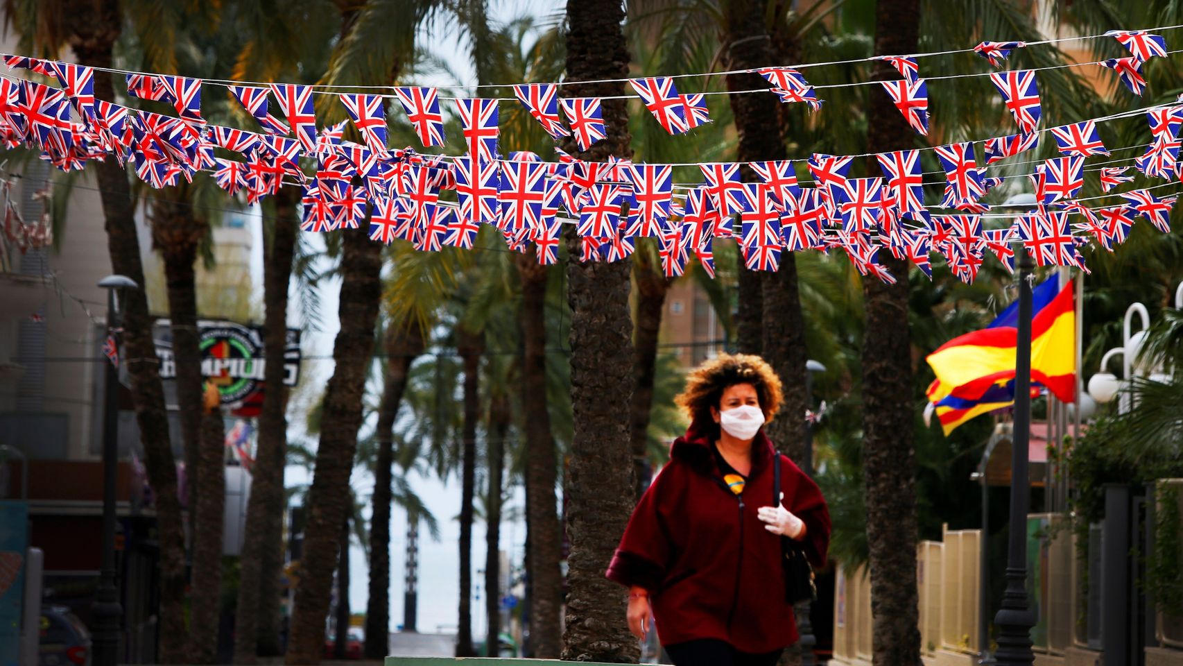 Banderas de Reino Unido en la denominada 'zona inglesa' de Benidorm, en imagen de archivo.