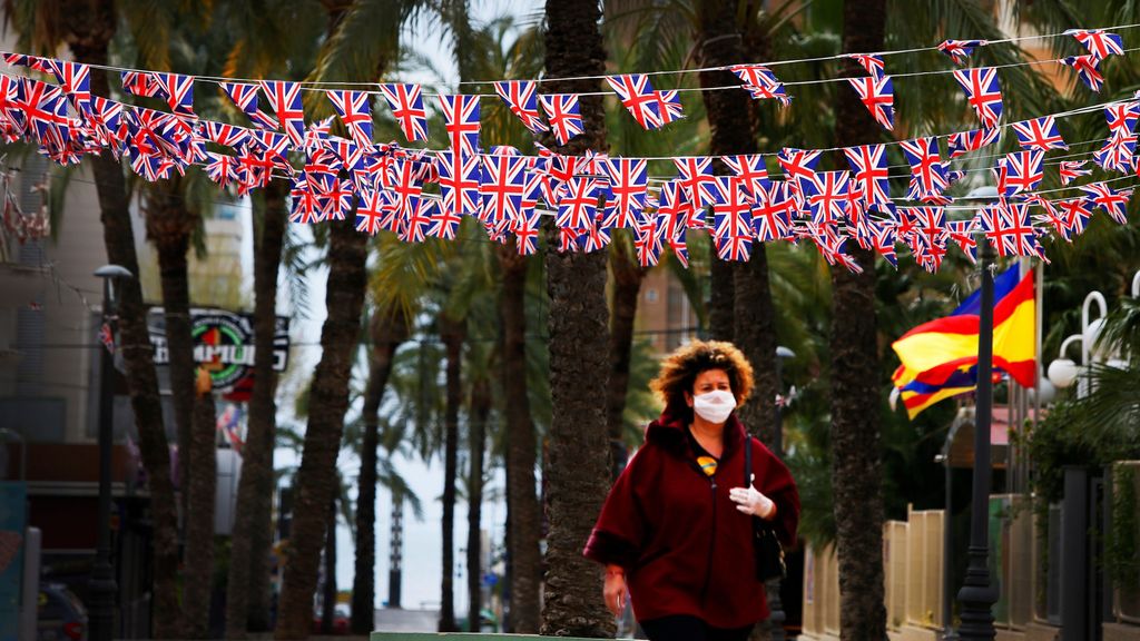Banderas de Reino Unido en la denominada 'zona inglesa' de Benidorm, en imagen de archivo.