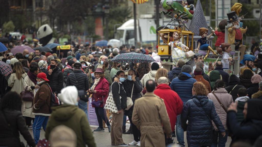 Las calles de Valencia llenas de gente en las recientes fiestas de Fallas.