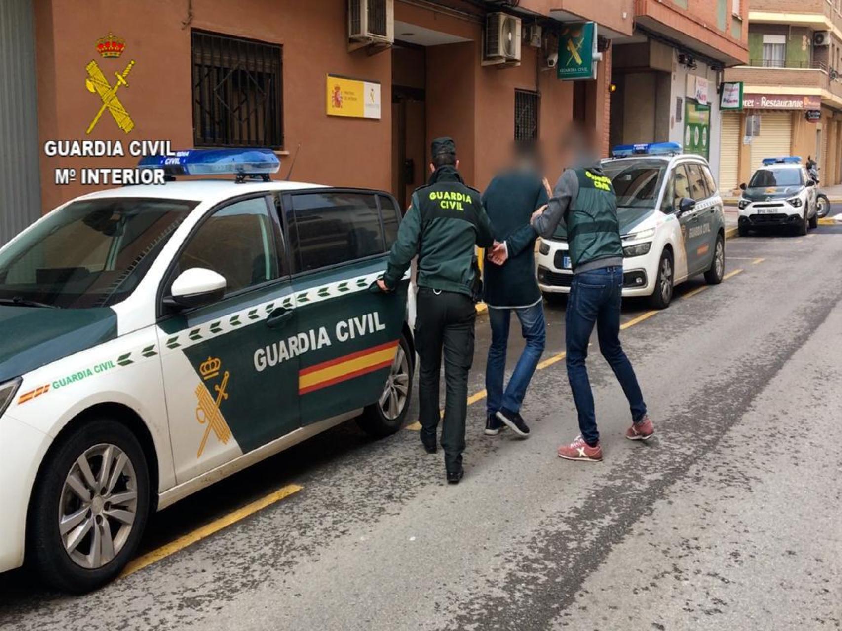 Imagen del momento de la detención de uno de los implicados facilitada por la Guardia Civil