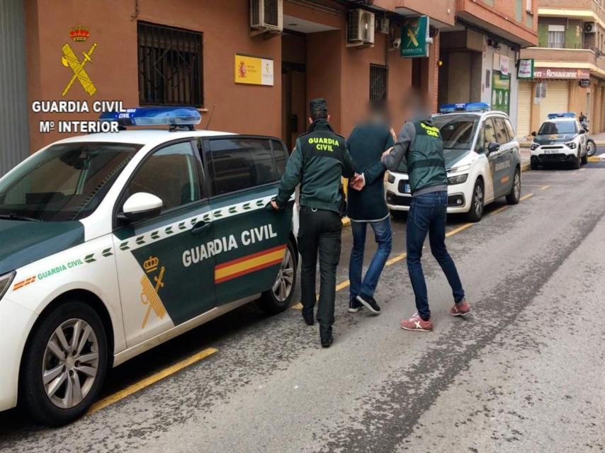 Imagen del momento de la detención de uno de los implicados facilitada por la Guardia Civil
