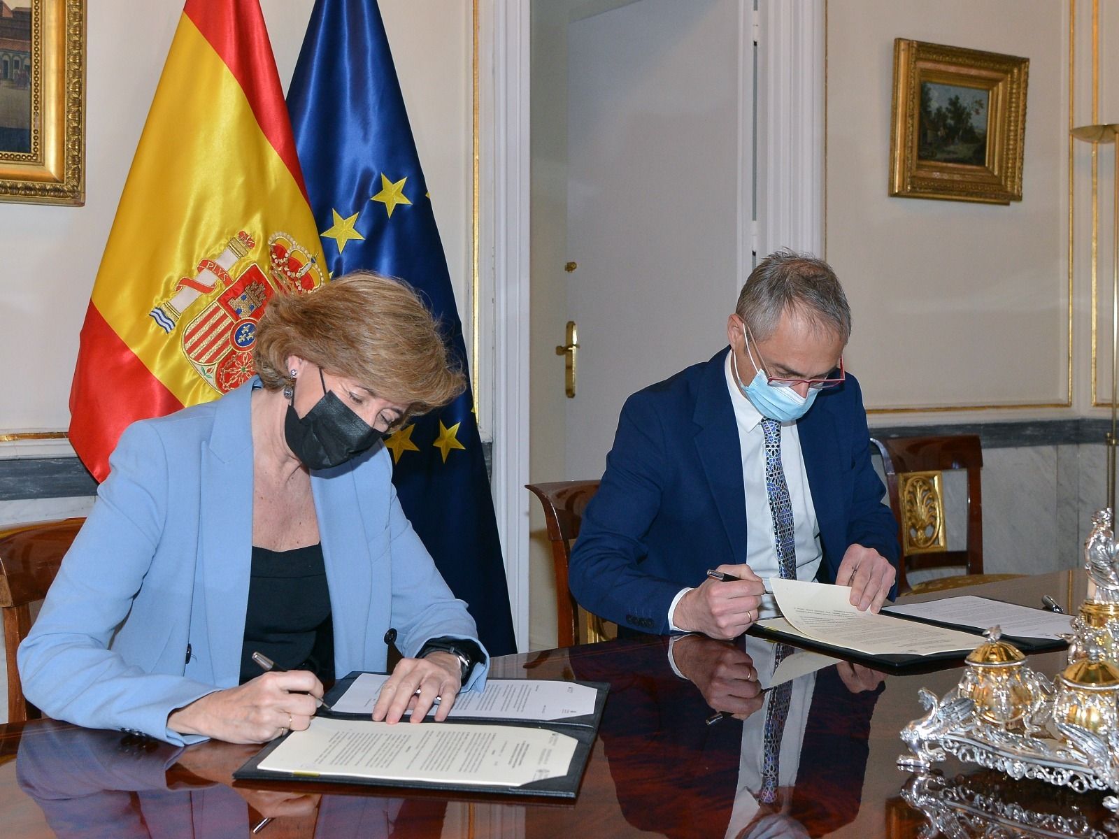 Ana de la Cueva, presidenta de Patrimonio nacional y Ricardo Rivero, rector de la Universidad de Salamanca