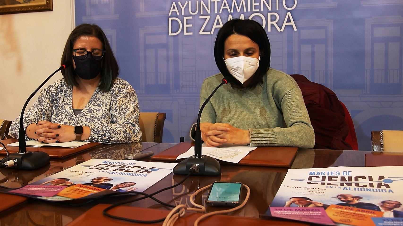 La concejal de Cultura, María Eugenia Cabezas junto a la profesora de Geología y divulgadora Marta Pérez Folgado