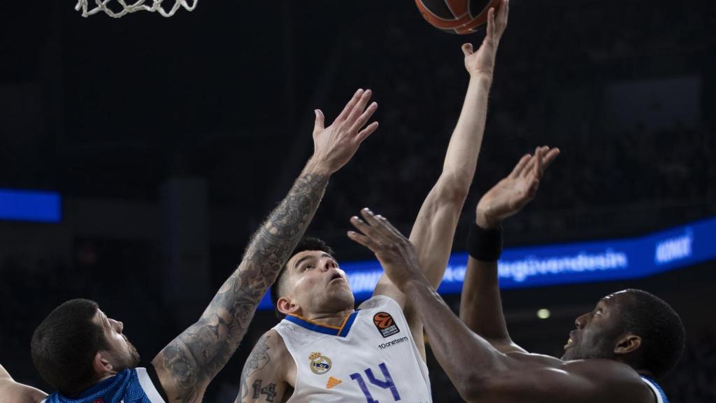 Gabriel Deck penetrando a canasta en el Anadolu Efes - Real Madrid