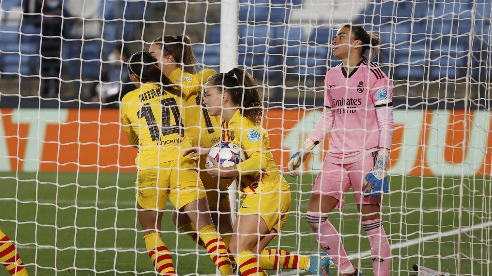 Las jugadoras delBarça recogen el balón del fondo de la portería de Misa (Real Madrid)