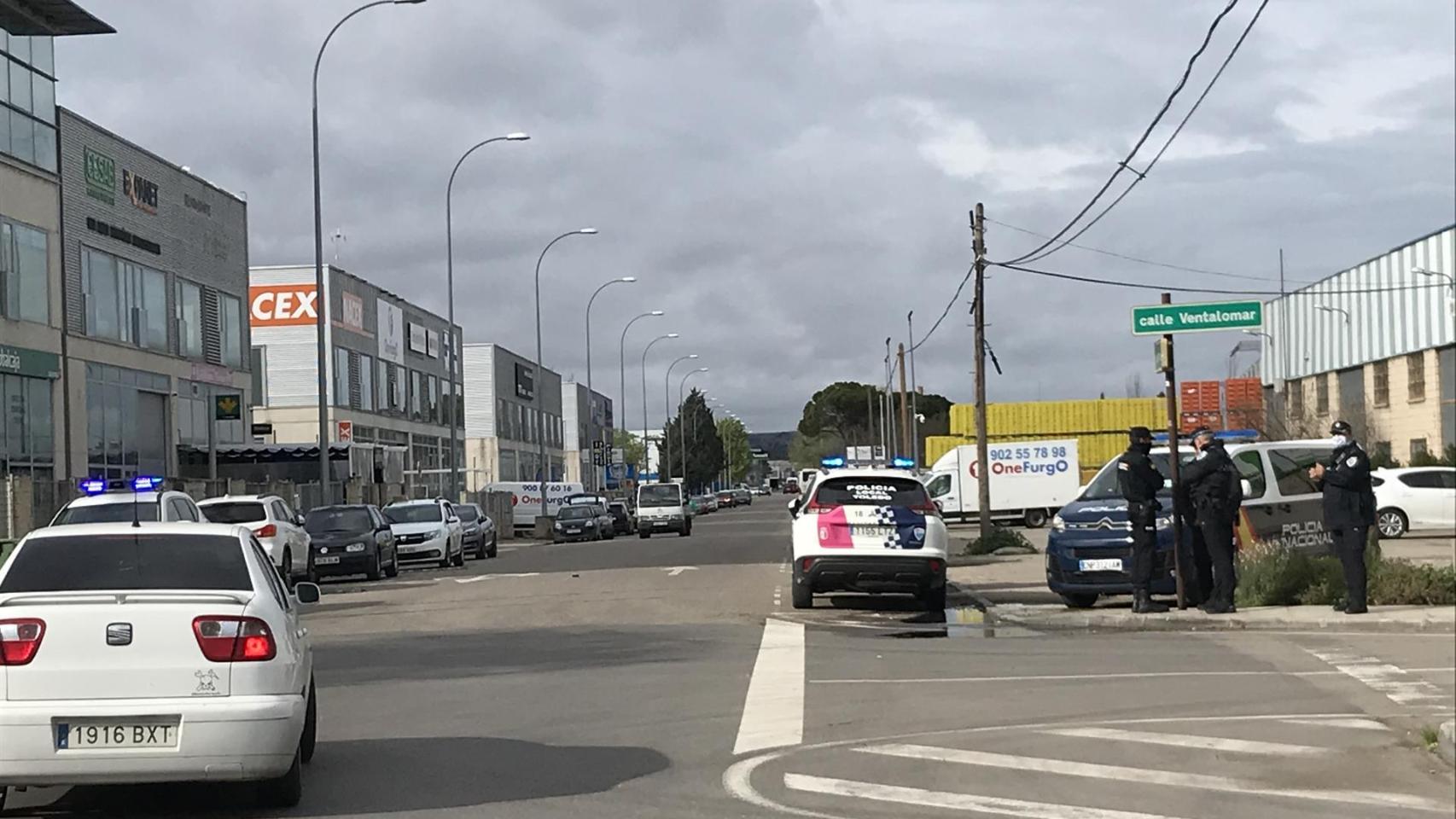 Policía Nacional y Policía Local este martes en el Polígono Industrial de Toledo.