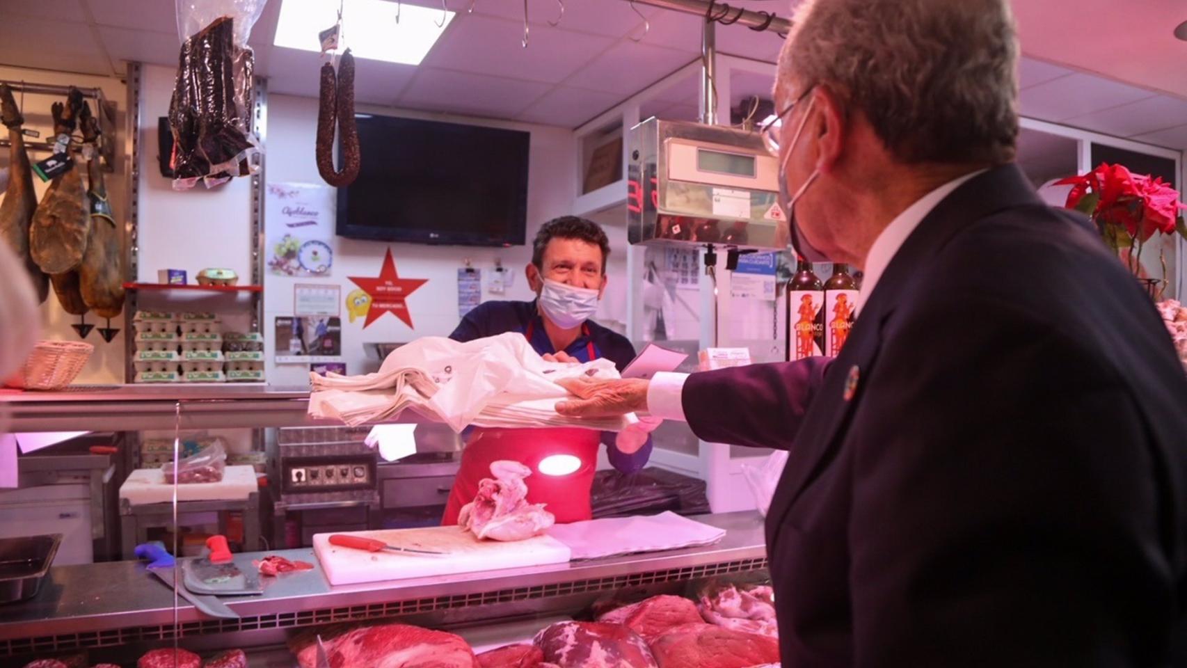 El alcalde de Málaga, Francisco de la Torre, en un puesto en el mercado.
