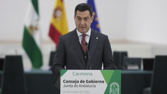 El presidente de la Junta, Juanma Moreno, atiende a los periodistas este martes.