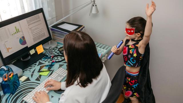 Una madre teletrabaja junto a su hijo
