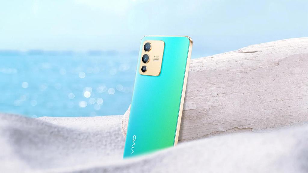 El vivo v23 5G en azul claro tras cambiar de color.
