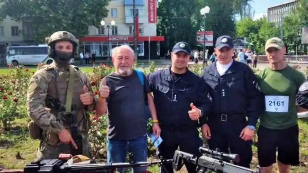 Mario García, junto a militares ucranianos. EE