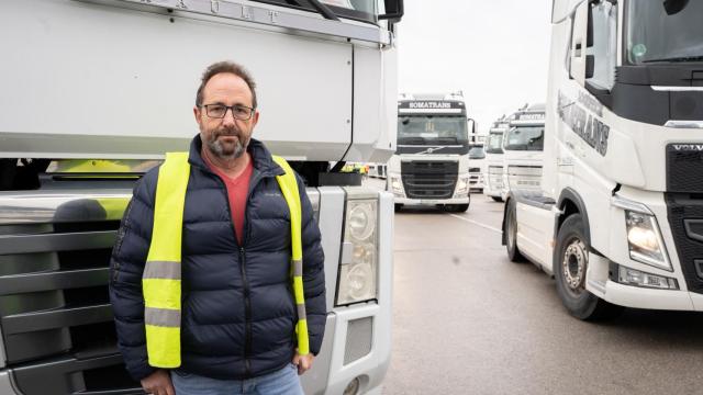 Miguel Ángel García, transportista con el que viajan los reporteros.
