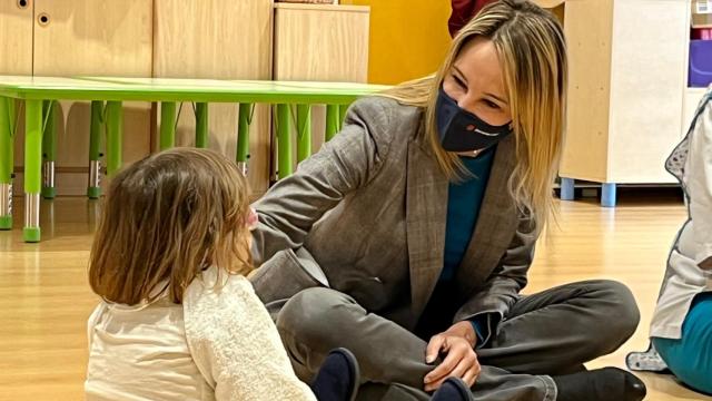 La delegada territorial en Vigo, Marta Fernández-Tapias, en una visita a una escuela infantil.