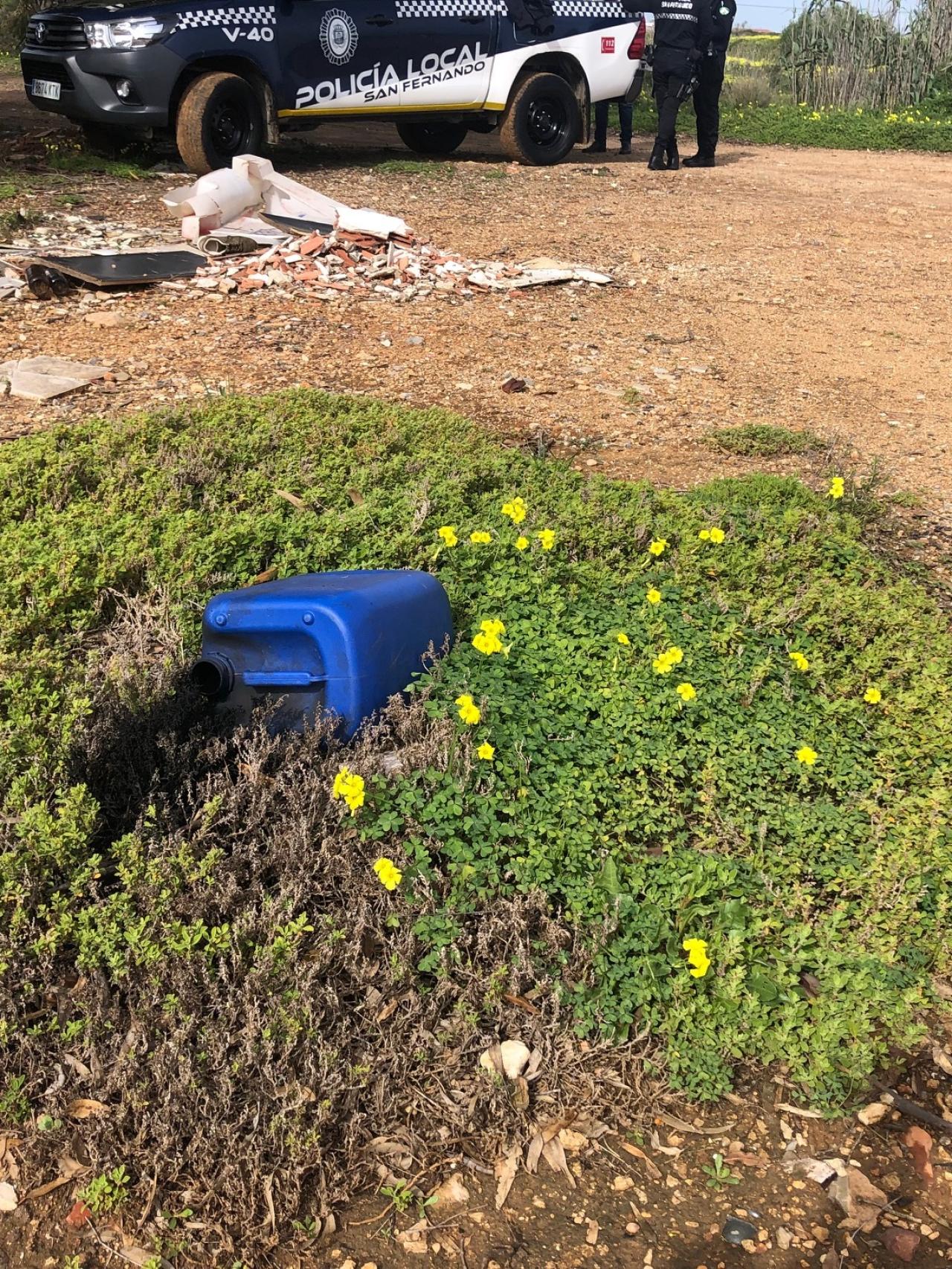 Un bidón de gasolina, abandonado en la zona del Caño que linda con el Puente de Hierro.