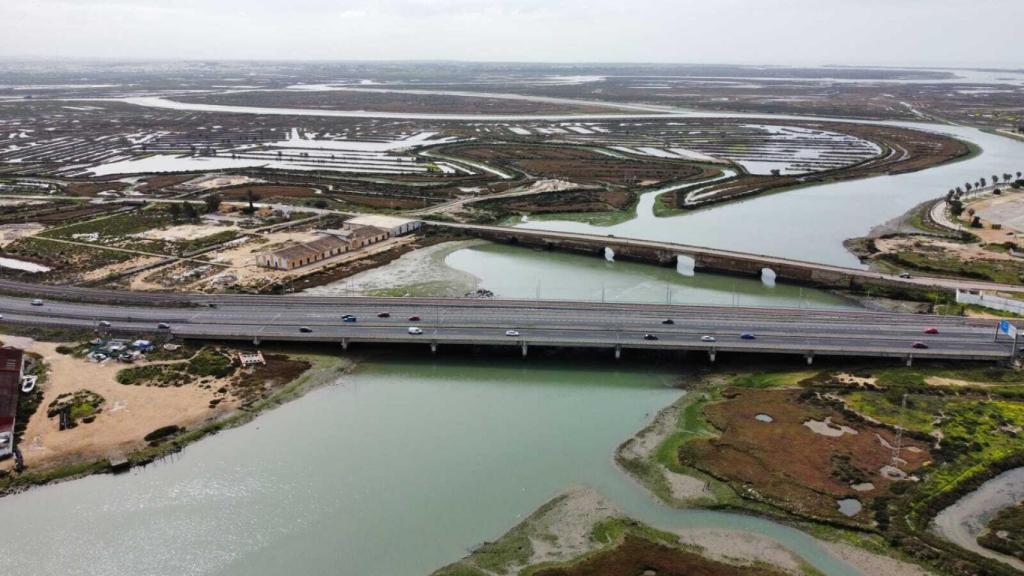 La autovía, y al fondo, el Puente Zuazo, a la entrada de San Fernando.