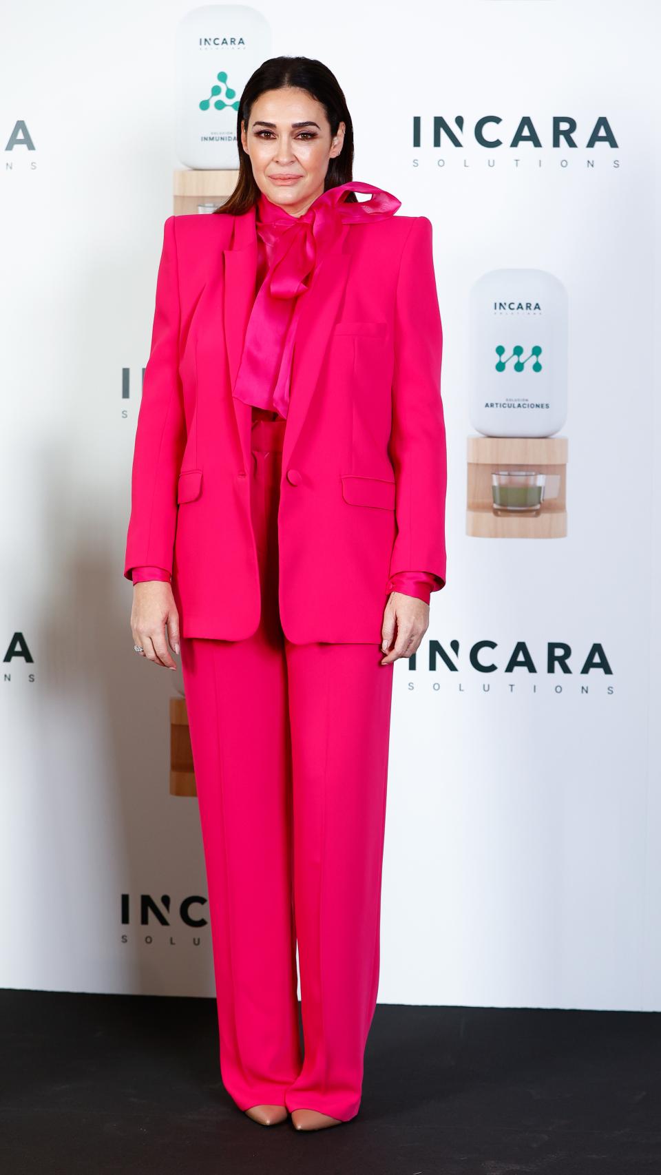 Vicky Martín Berrocal ha elegido un dos piezas en fucsia de su colección.