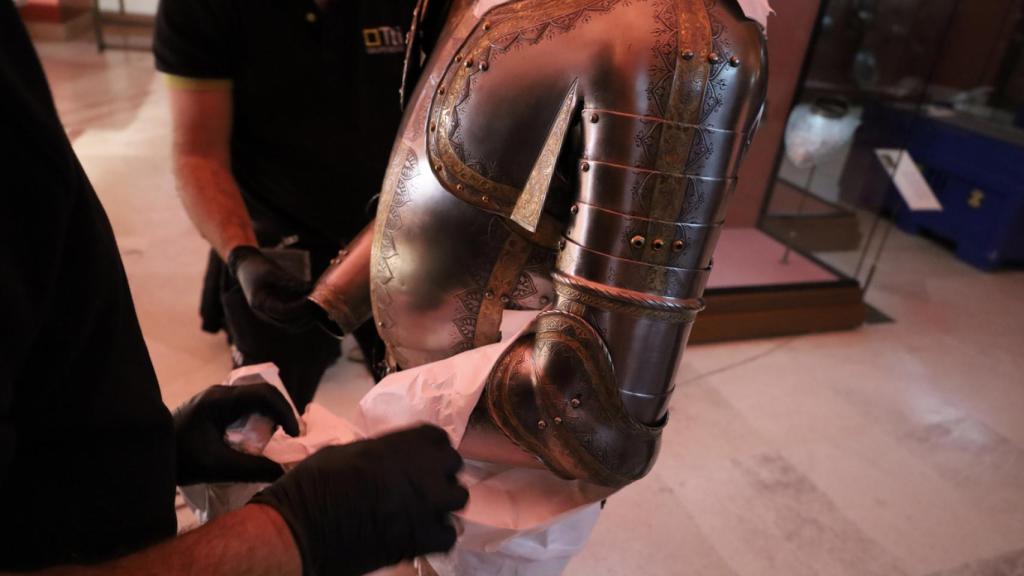 Labores de desembalaje de la armería que usó Carlos V en la célebre batalla de Mühlberg.
