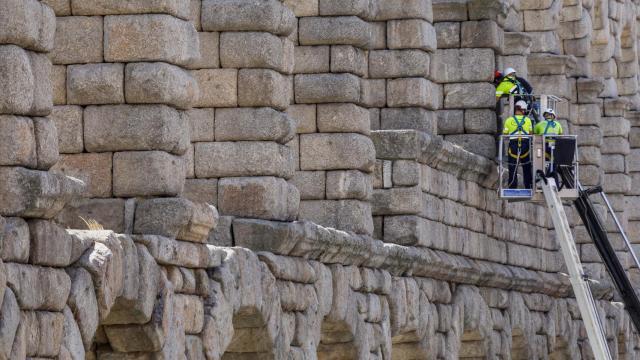 Operarios trabajando en el Acueducto de Segovia / Ical