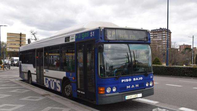 Un autobús urbano (AUVASA) de Valladolid espera en su parada habitual