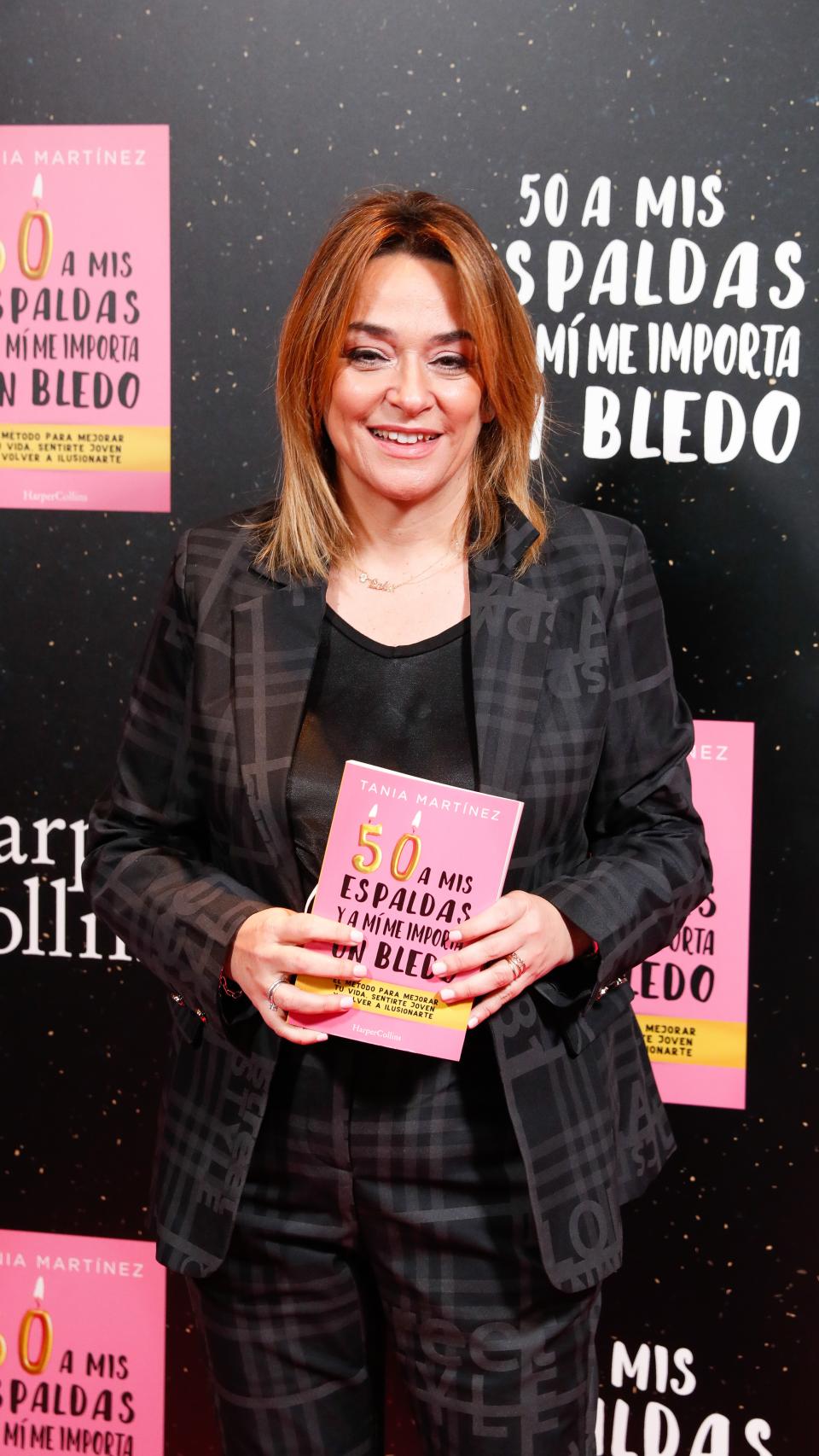 Toñi Moreno posando en el 'photocall' de la presentación del libro '50 a mis espaldas y a mí me importa un bledo'.