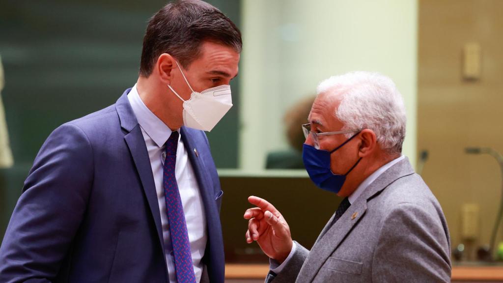 Pedro Sánchez, presidente del Gobierno, y  Antonio Costa, primer ministro de Portugal, durante el Consejo Europeo extraordinario del 24 de febrero por el conflicto en Ucrania.