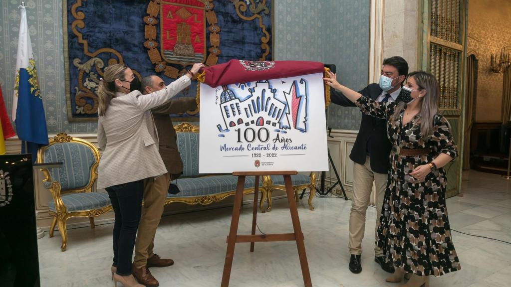 Momento en el que se ha descubierto el logotipo en el consistorio.