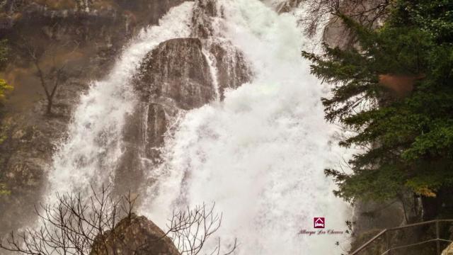 Una imagen del reventón del nacimiento del río Mundo tomada por el albergue Los Chorros.