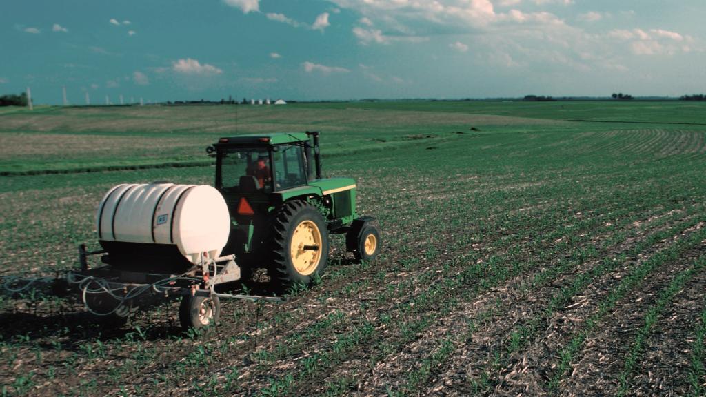 Fertilizando con nitrógeno un cultivo de maíz en Estados Unidos.