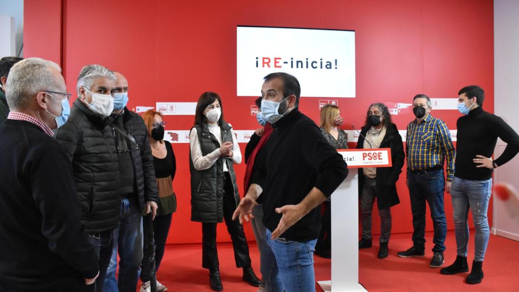 David Gago acompañado por varios afiliados al PSOE en Zamora