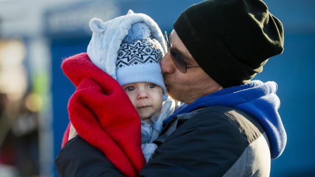 Un padre y su bebé llegan a Palanca (Moldavia) desde Ucrania.
