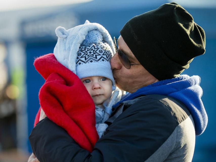 Un padre y su bebé llegan a Palanca (Moldavia) desde Ucrania.