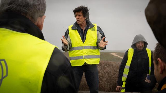 Miguel Cánovas explicando a los interinos sobre un banco.